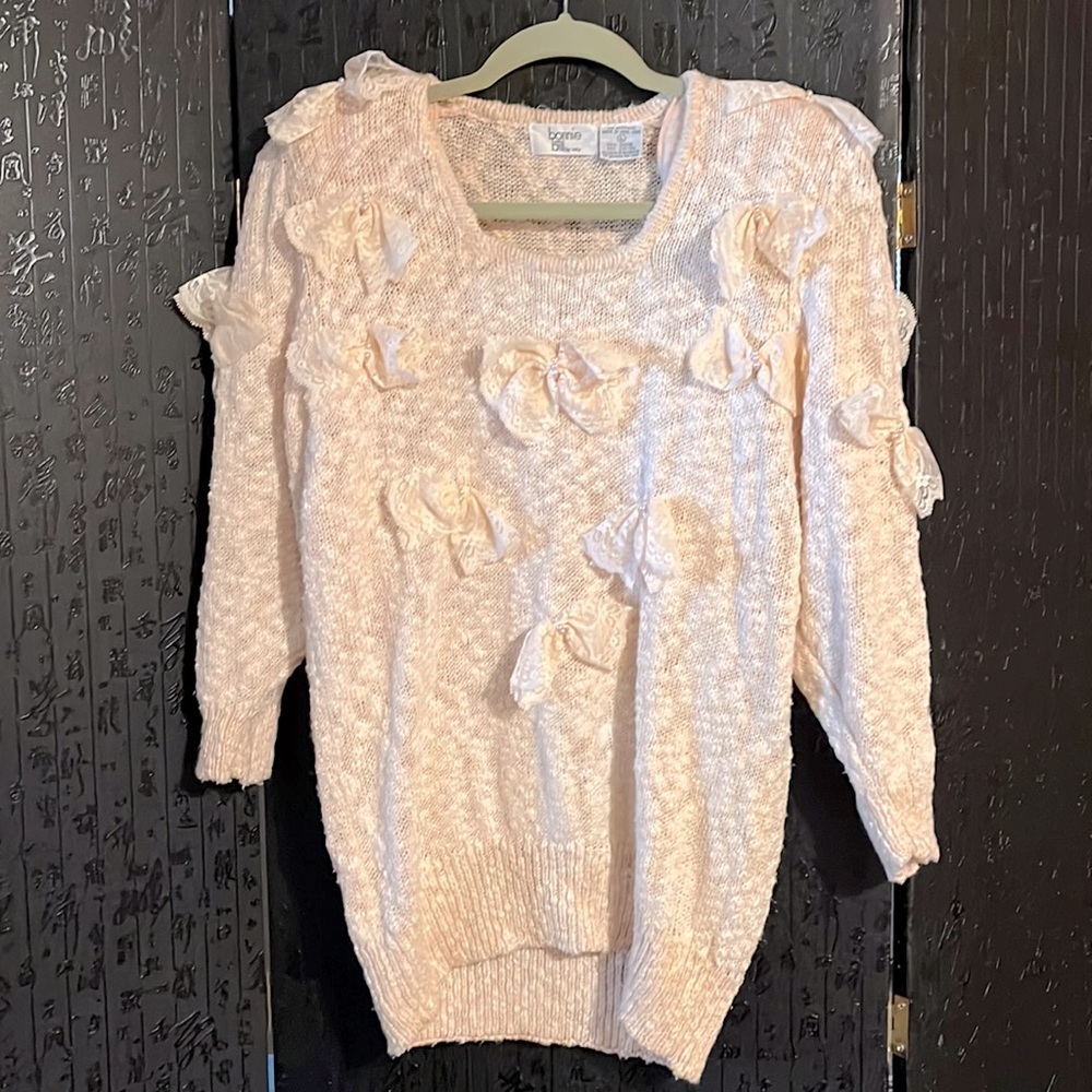 A sweet bow covered with pearl enhancements and removable shoulder pads…